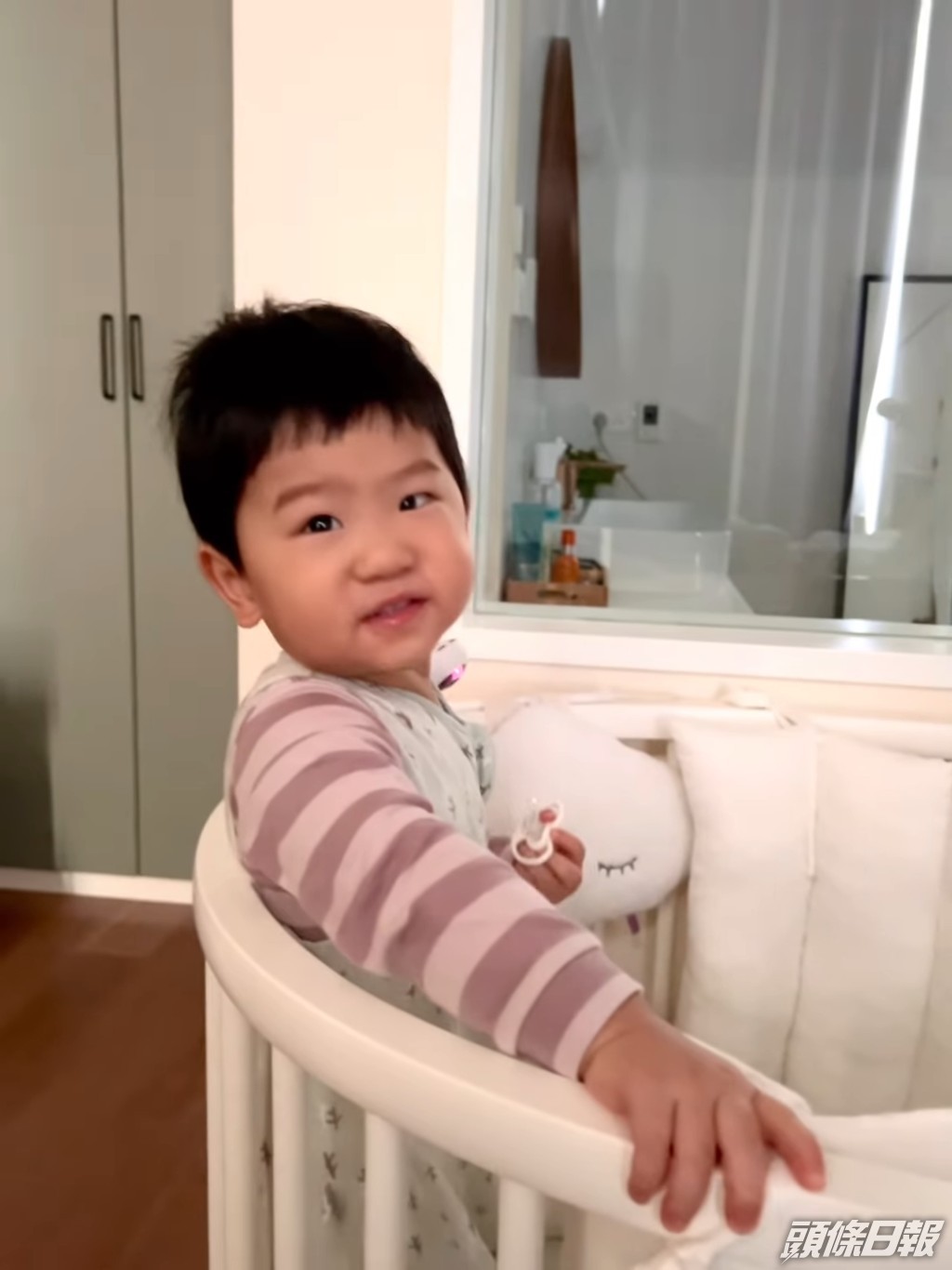 主人房較少曝光，但見到主人房與浴室以玻璃作間隔，浴室佈置亦非常簡潔。